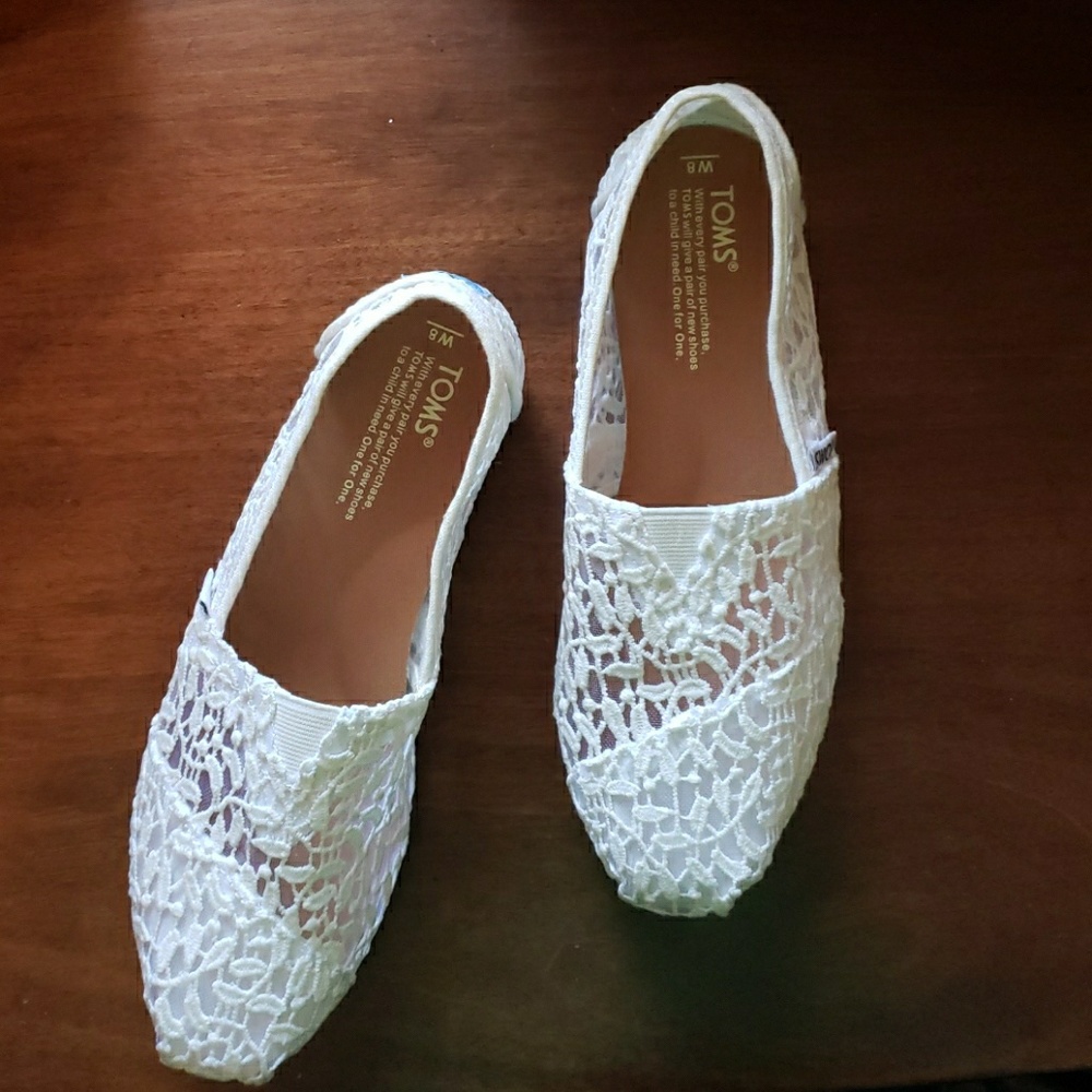 Beautiful  white flats with lace look.